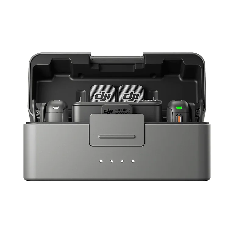 DJI Mic 3 (2 TX + 1 RX + Charging Case) бездротова мікрофонна система на білому фоні