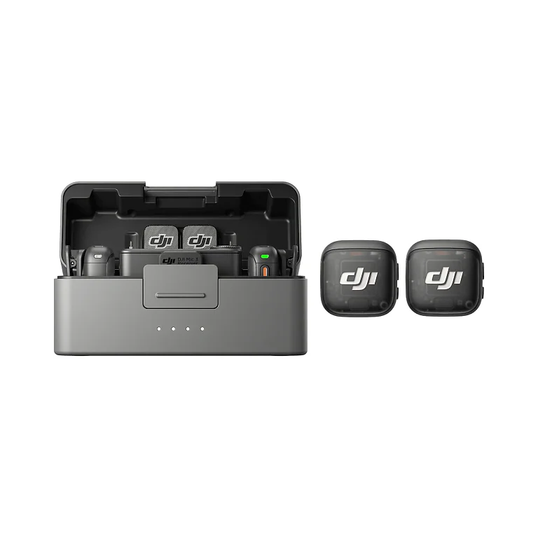DJI Mic 3 (4 TX + 1 RX + Charging Case) бездротова мікрофонна система на білому фоні